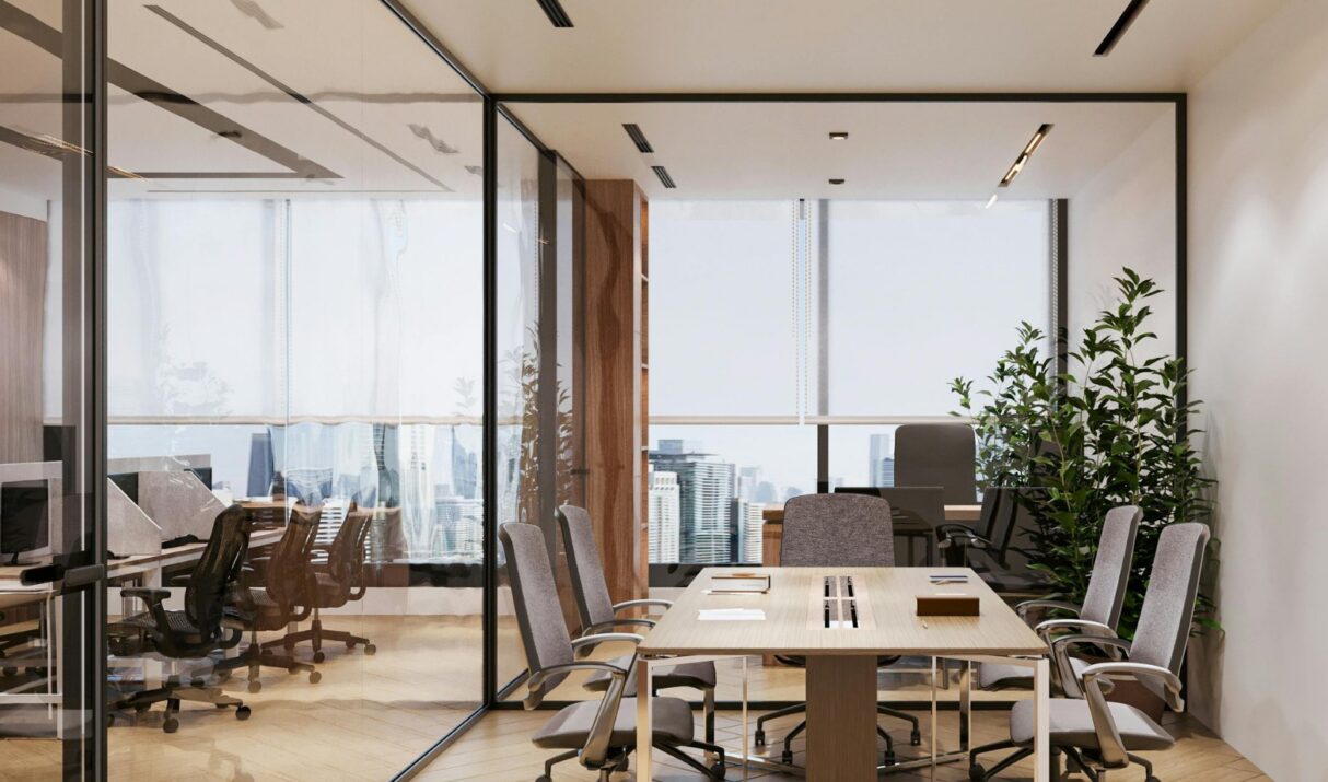 Kantoorinterieur met glazen wanden
