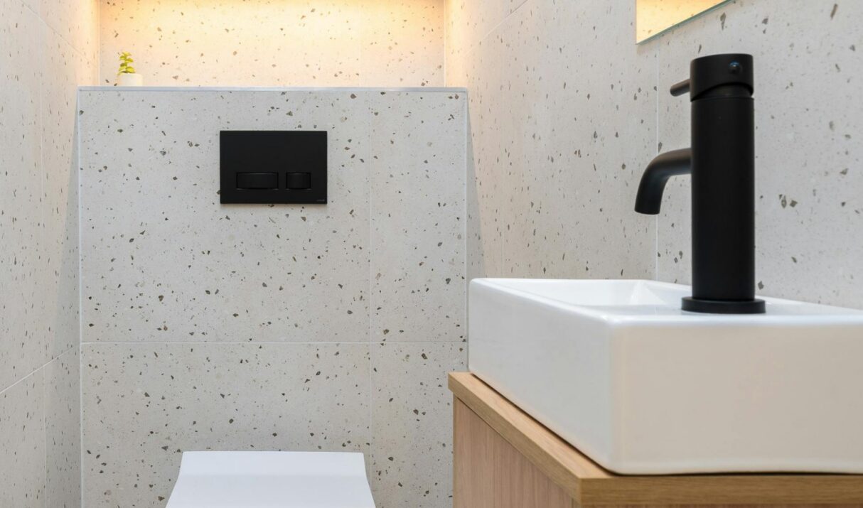 Toiletruimte met hout en lichte tegels