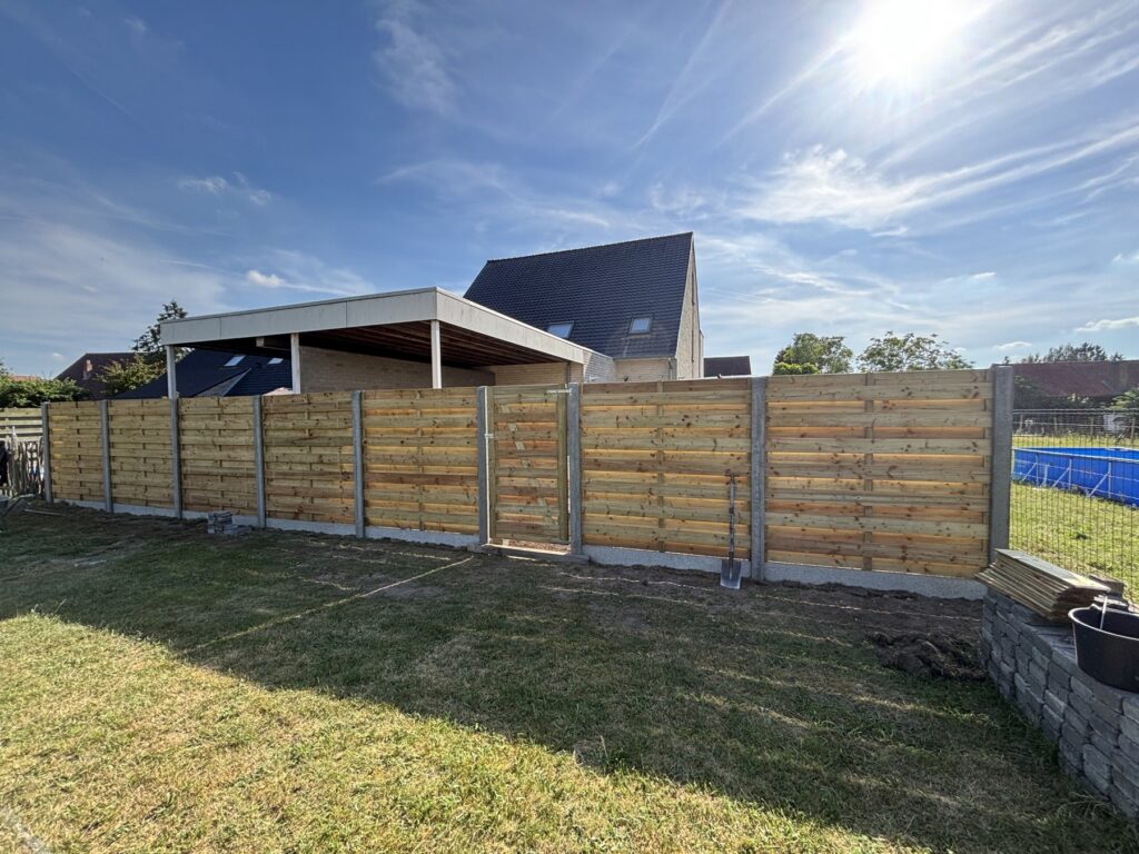 Houten tuinafsluiting met poort