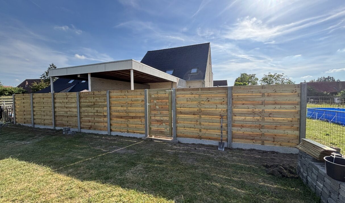 Houten tuinafsluiting met poort