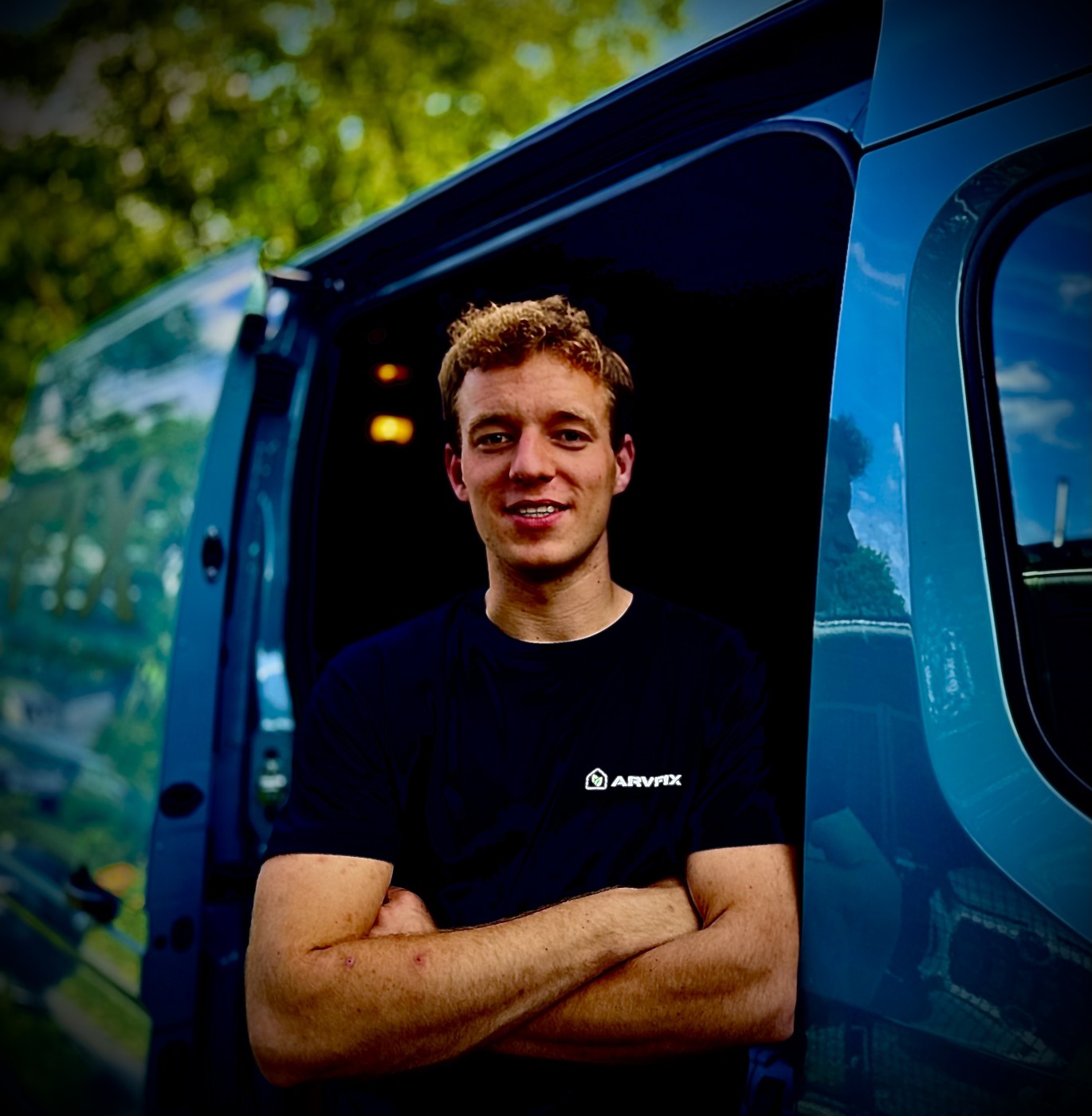 Arvid Leemans, zaakvoerder van ARVFIX, bij zijn bedrijfswagen